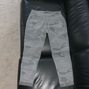 Abercrombie women’s sweat pants in camo army XS